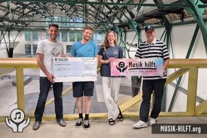 Spendenübergabe High Five